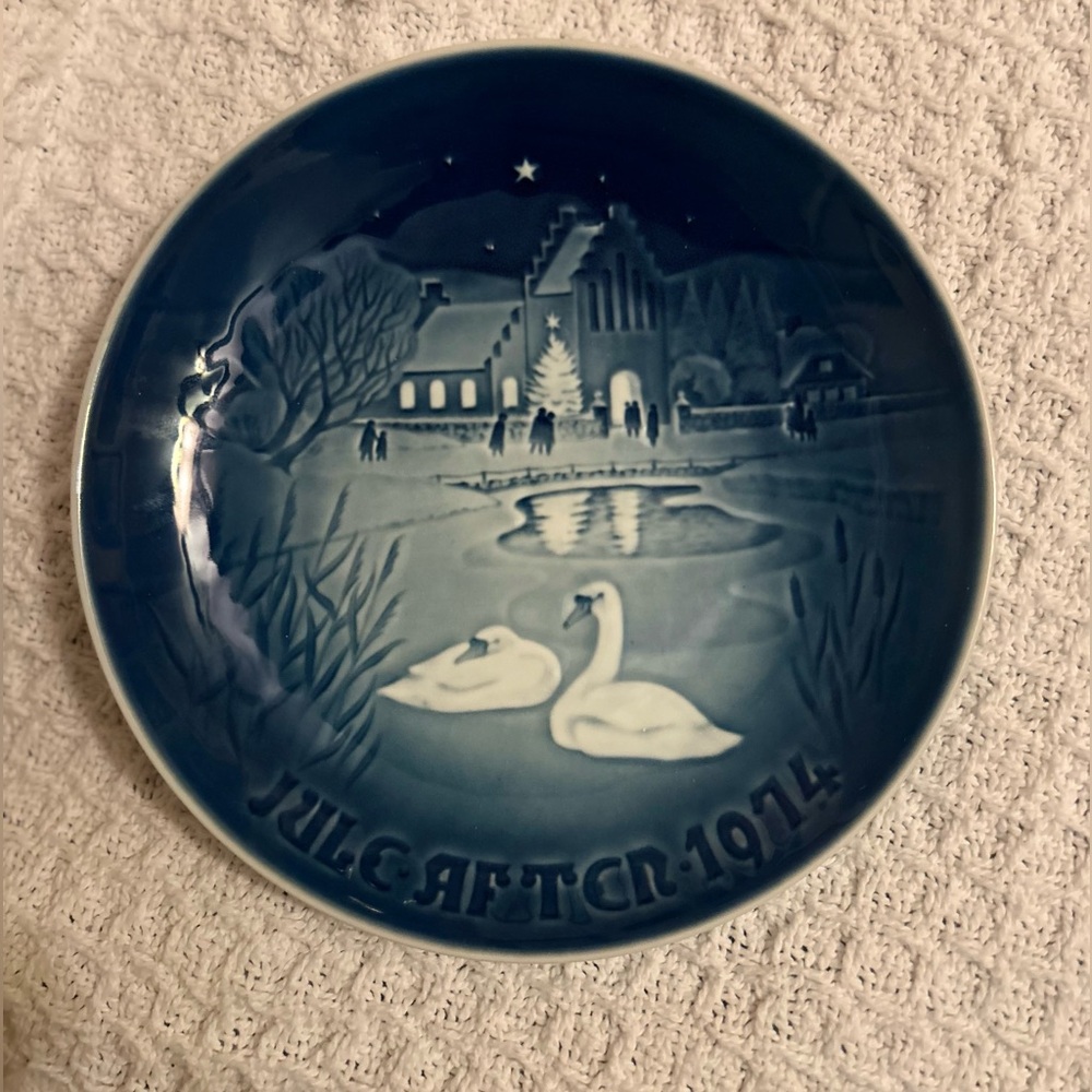 Bing & Grondahl 1974 "Christmas in the Village" (Juleaften) collector's plate